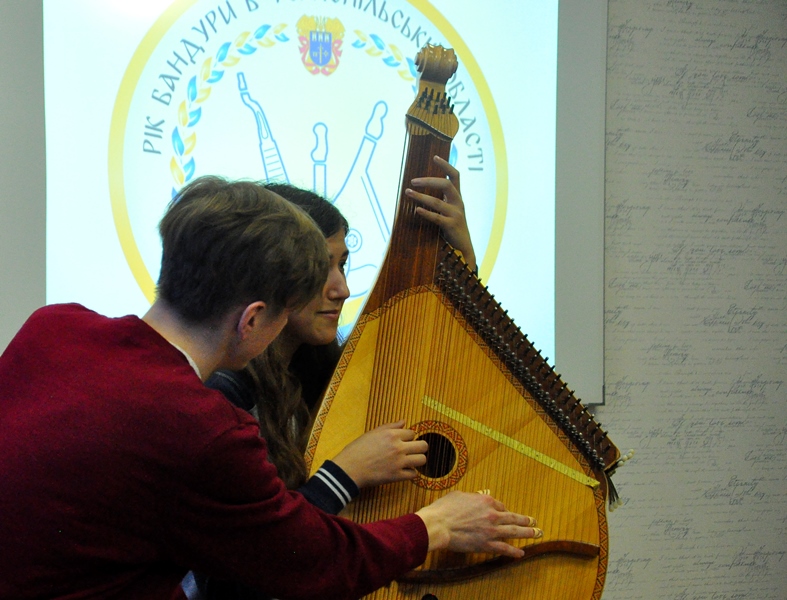 Олексій Дмитриєвський розповідає про гру на бандурі